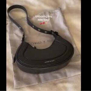 Charles & Keith Petra curved shoulder bag (noir/black)